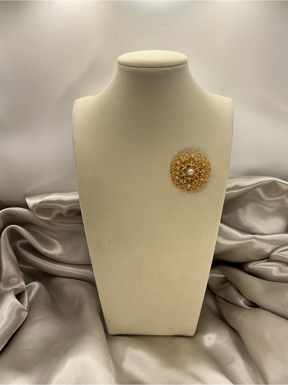 Vintage Signed JJ Jonette Jewelry Gold Tone Filigree Brooch Faux Pearl Accents